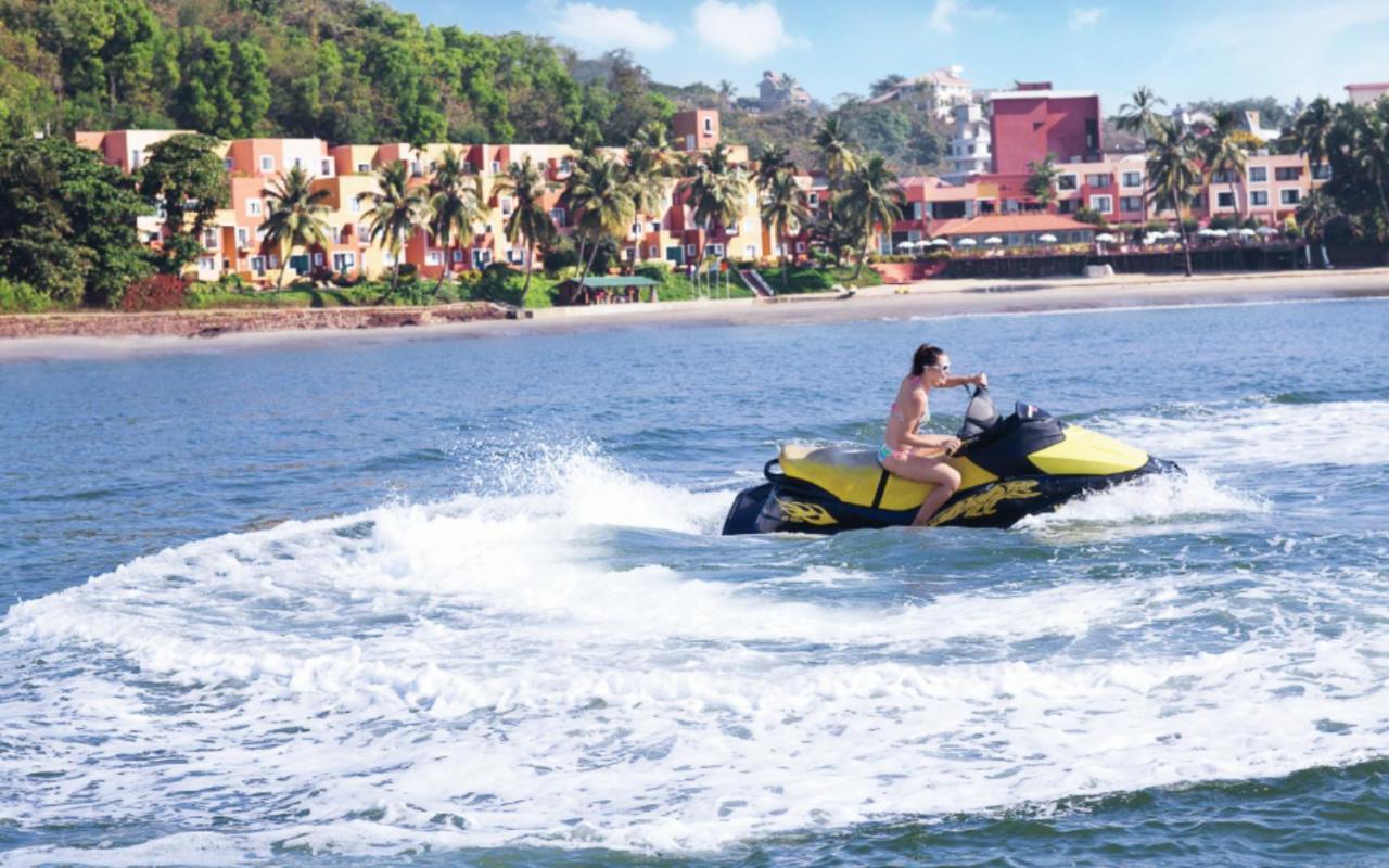 Taj Cidade De Goa Horizon, Goa Panaji Bagian luar foto Jet skiing in Goa